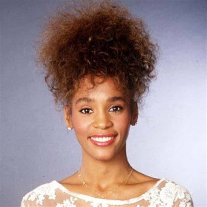 A Young Whitney Houston poses with her mother Cissy Houston , father... Cissy houston, Whitney