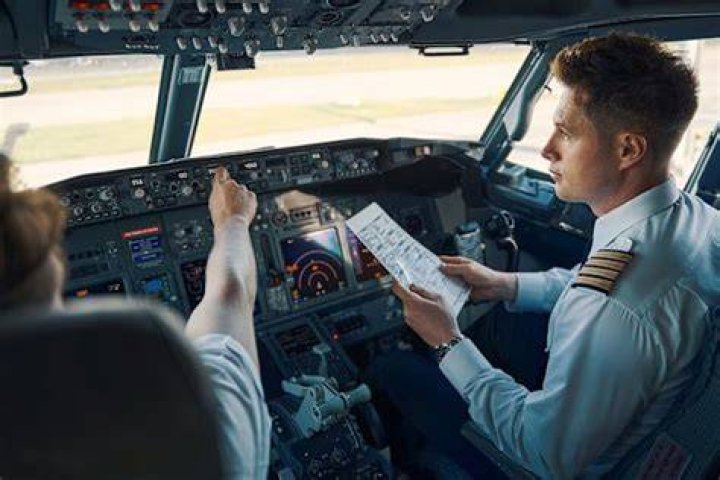 Aerol&iacute;nea desesperada por pilotos les financia sus estudios y les paga