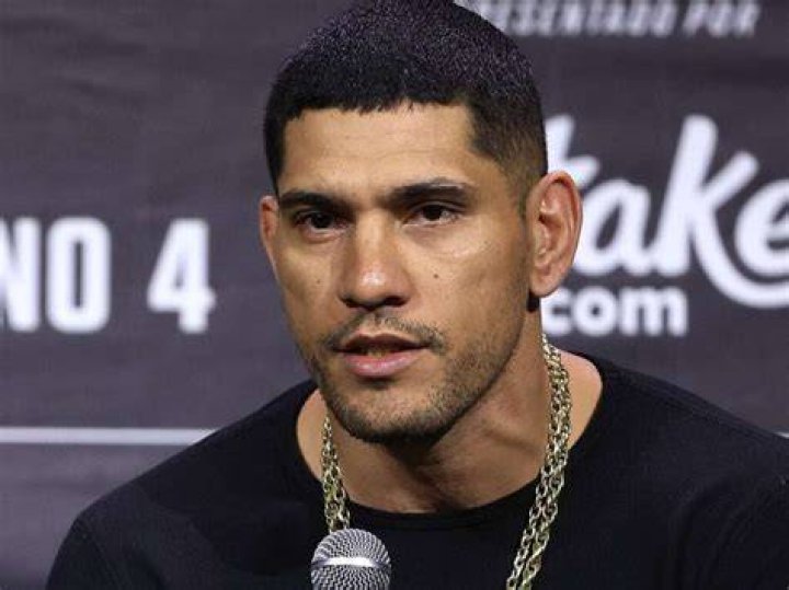 Alex Pereira subtly disses Israel Adesanya for outlandish celebrations