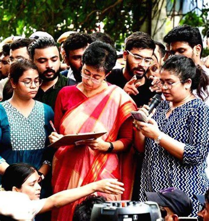 Atishi, Mayor Shelly Oberoi Meet With Contractual Teachers Of MCD Schools