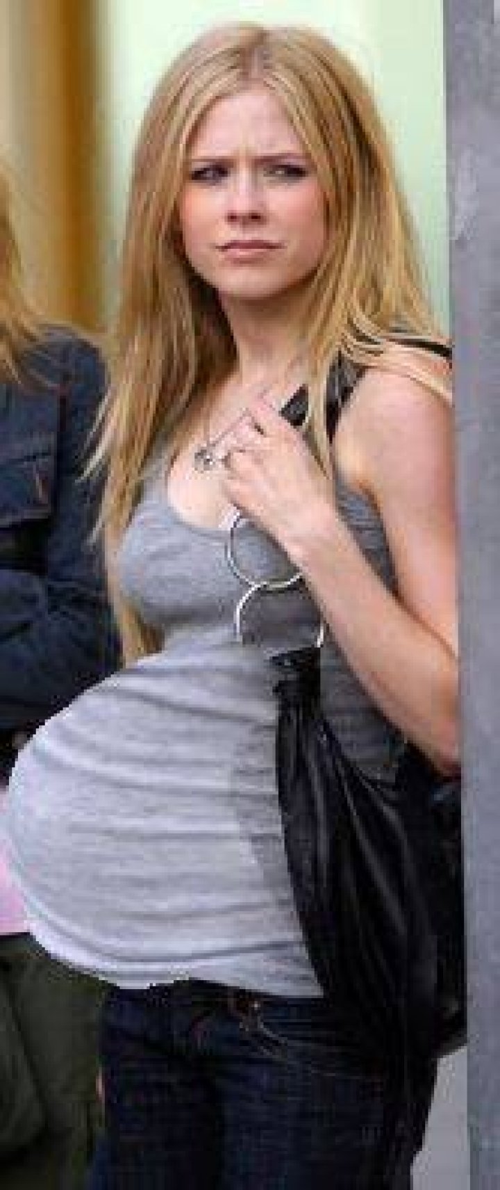 Avril Lavigne Baby Bump? Decide For Yourself! E! Online AU
