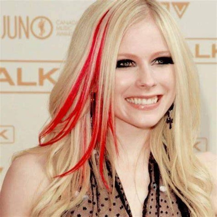 Avril Lavigne Blonde hair red streaks, Dark skin blonde hair, Blonde
