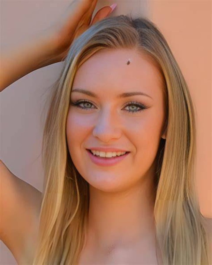 Daisy Lavoy (Actress) Age, Wiki, Photos, Career, Net Worth, Height