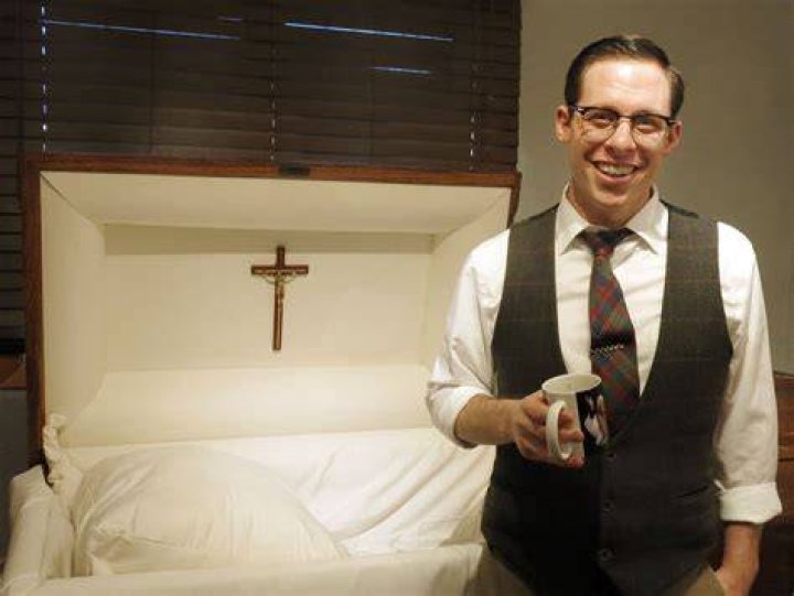 How to a Mortician? (Full Guide) Discovering Employment Paths and Travel Experiences