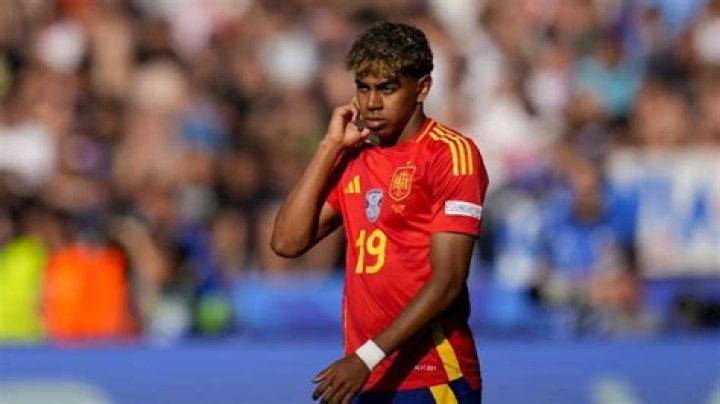 Lamine Yamal se convierte en el debutante m&aacute;s joven del Barcelona Qu&eacute;