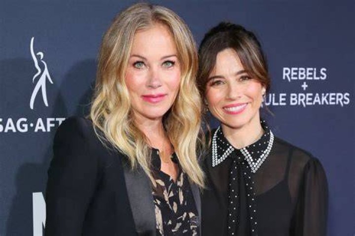 Linda Cardellini Talks Christina Applegate's MS Diagnosis and Their Show 'Dead to Me' 's