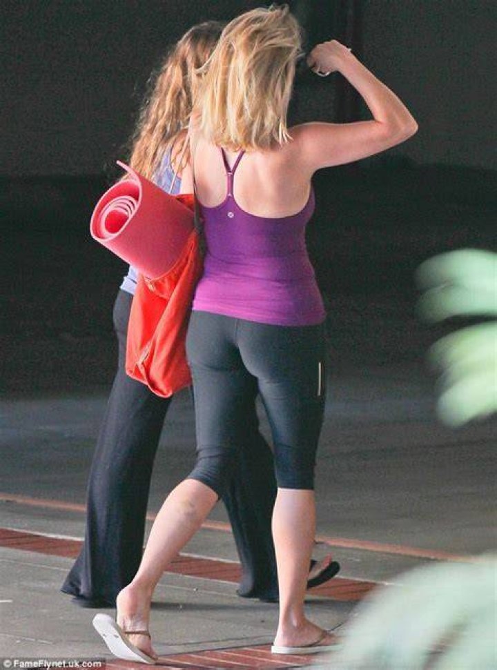 Reese Witherspoon keeps up yoga sessions despite nastylooking bruises on her left leg Daily
