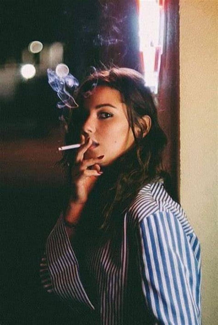 Smoking Ladies, Girl Smoking, Anne Hathaway Style, Anne Hattaway