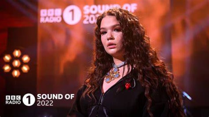 Sound Of 2022 Lola Young's slowburning anthems are bubbling over BBC News