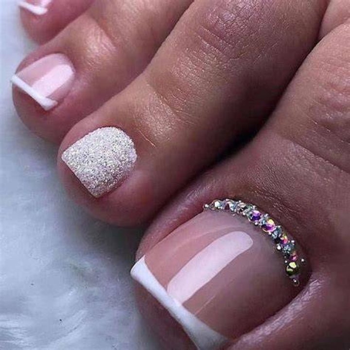 Stunning White Glitter Ombre Toenail Design