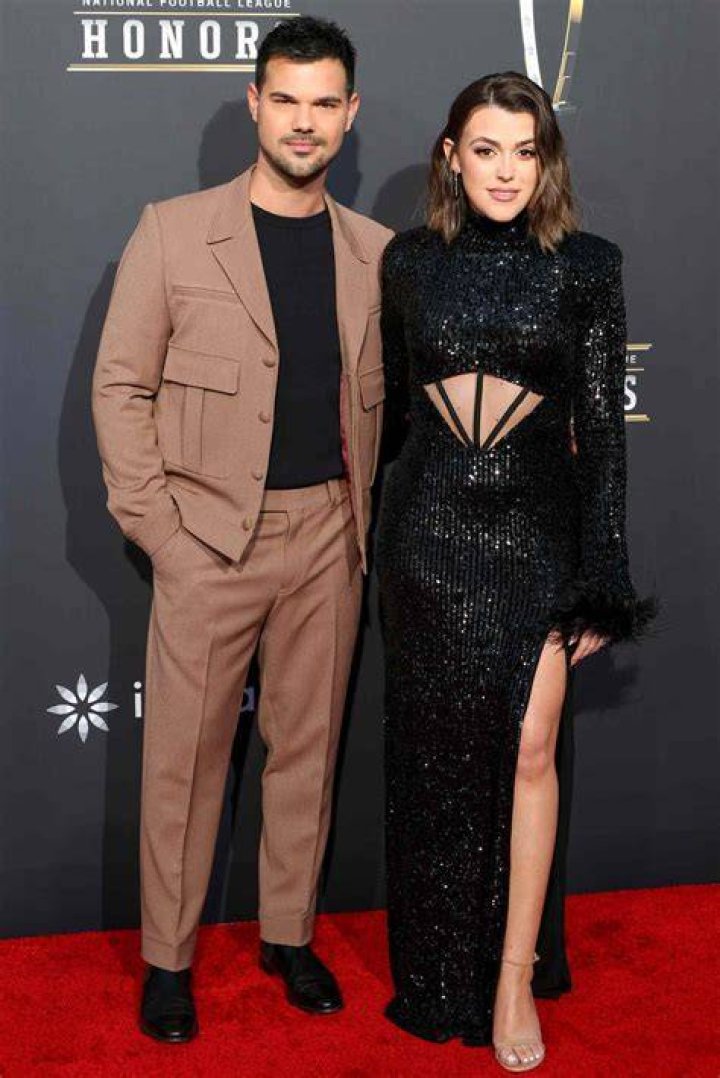 Taylor Lautner At Arrivals For Sahara Premiere GraumanS Chinese Theatre