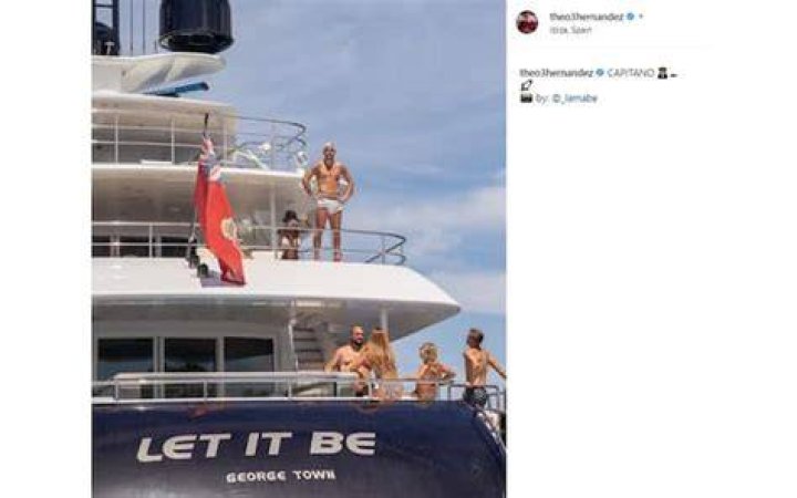 Theo Hernandez, vacanze sullo yacht a con la fidanzata Zoe