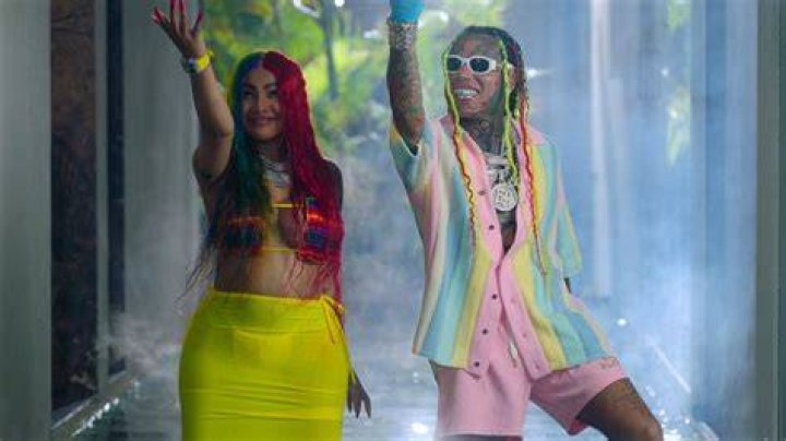 Yailin 'La M&aacute;s Viral' shoots Karol G in her new and most recent musical